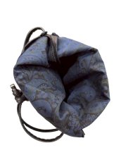 画像4: クロスパッチ付きレザー巾着バッグ (4)