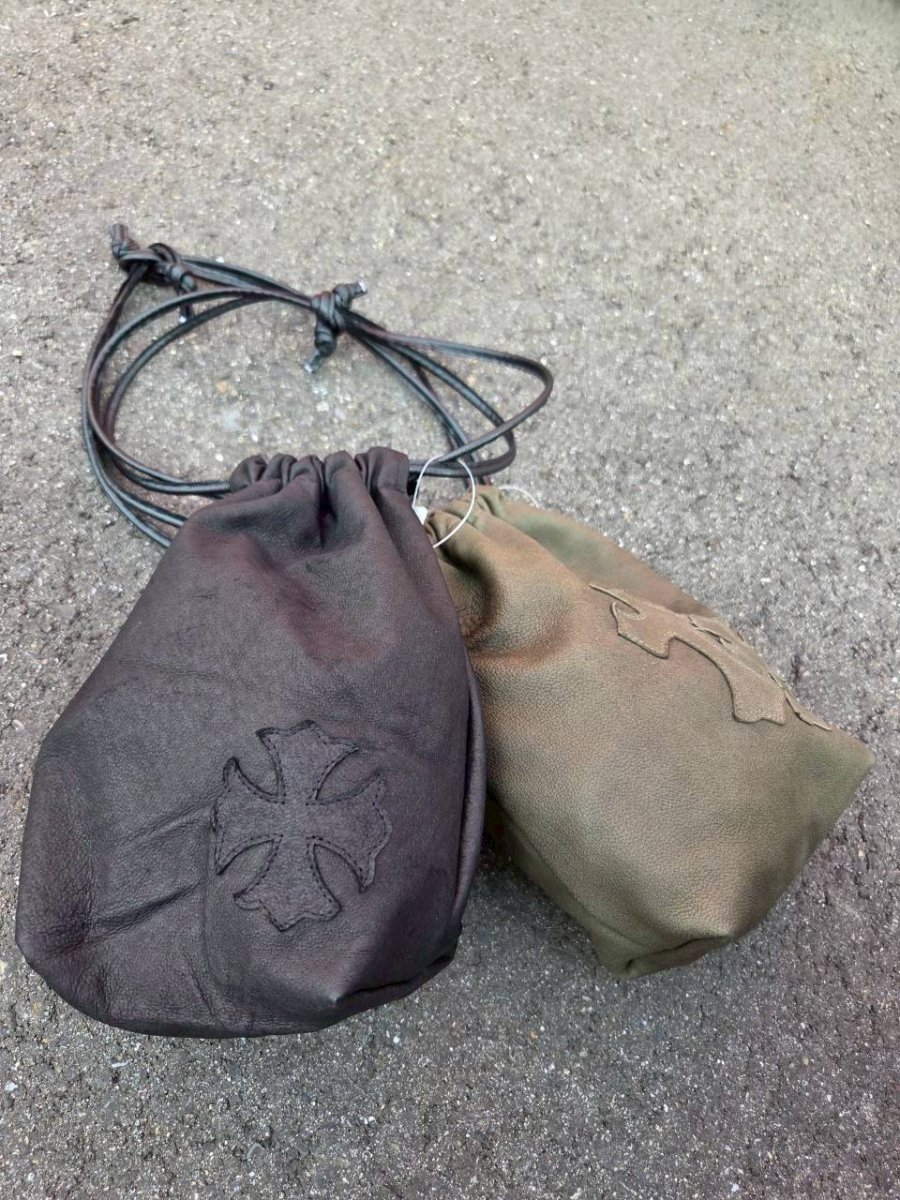 画像1: クロスパッチ付きレザー巾着バッグ (1)