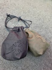 画像1: クロスパッチ付きレザー巾着バッグ (1)