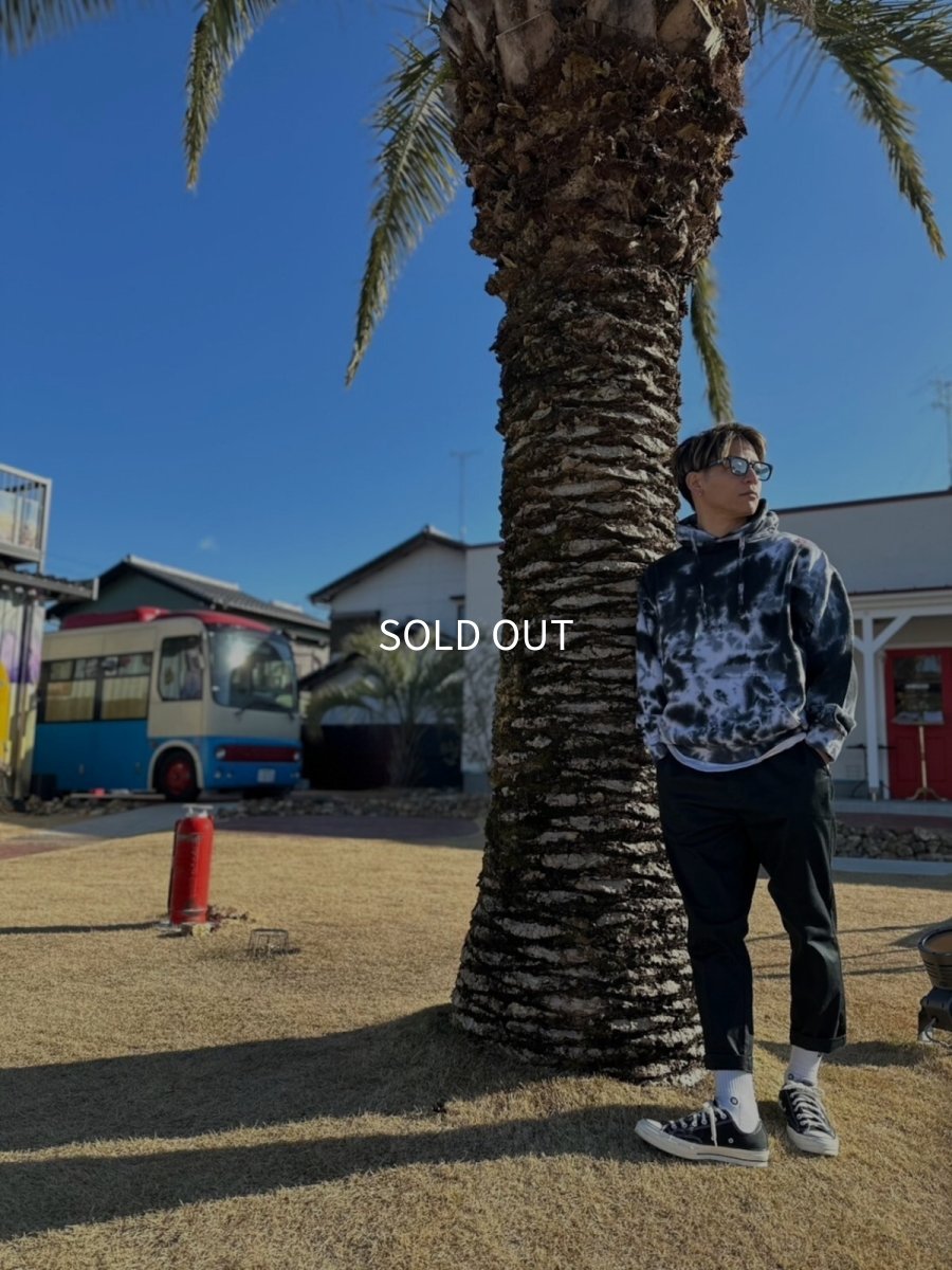 画像1: ＴＷＲオリジナル　刺繍ロゴタイダイ柄プルオーバーパーカー (1)