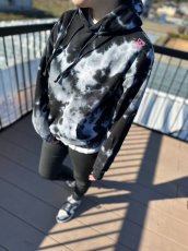 画像9: ＴＷＲオリジナル　刺繍ロゴタイダイ柄プルオーバーパーカー (9)